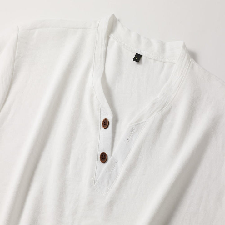 Herren Kurzarm V-Ausschnitt T-Shirt mit Henley-Knopfleiste. Uni Basic Shirt, ideal für moderne Herrenmode.