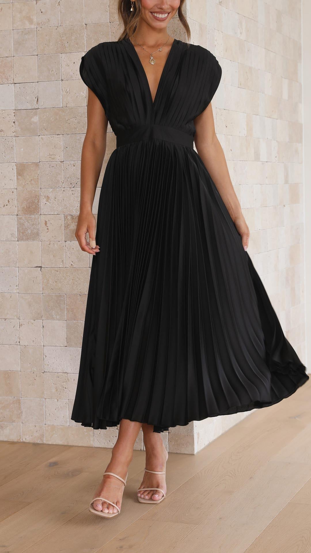 Fließendes, elegantes Damen Maxikleid mit Falten, perfekt für Frühling/Sommerfeste.