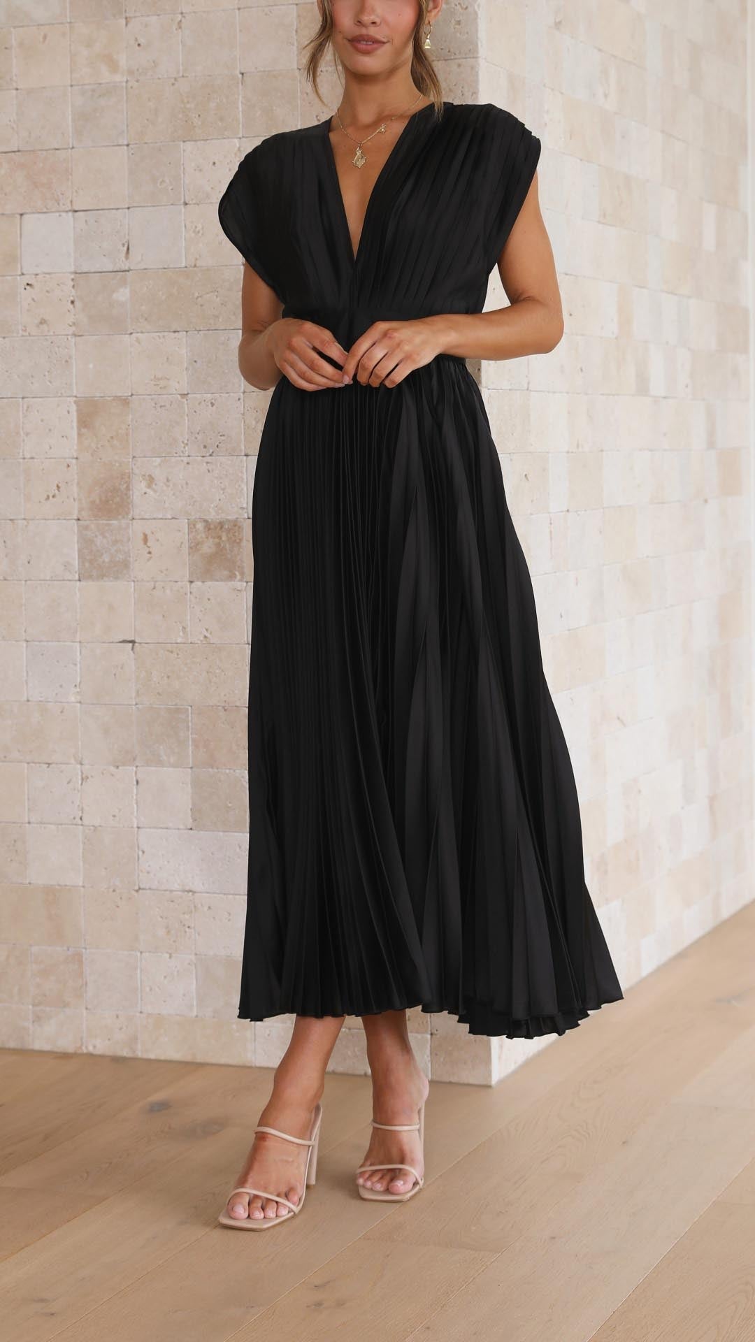 Elegantes gefaltetes Damen Maxikleid für Sommer & Festlichkeiten im klassischen Look.