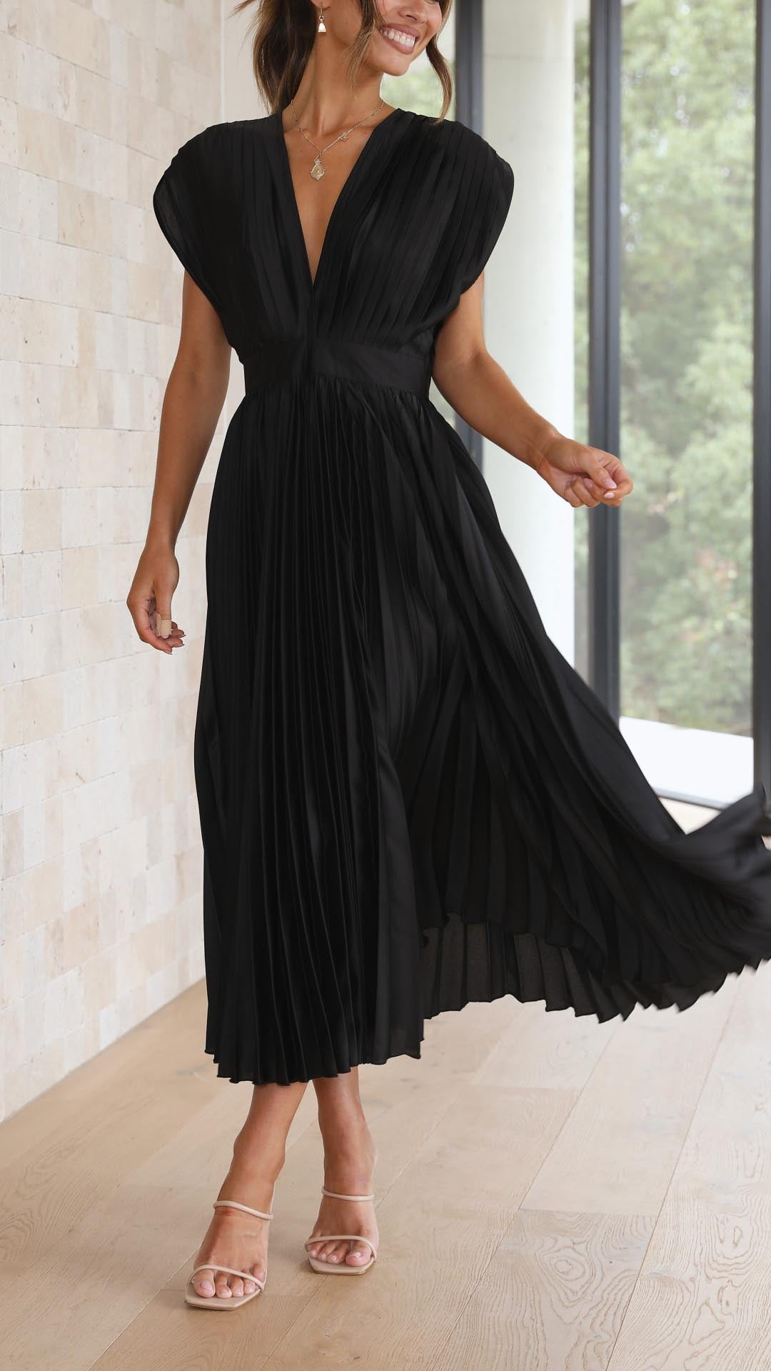 Schickes Hochzeitsgast Maxikleid für Damen, gefaltet, ideal für sommerliche Feiern.