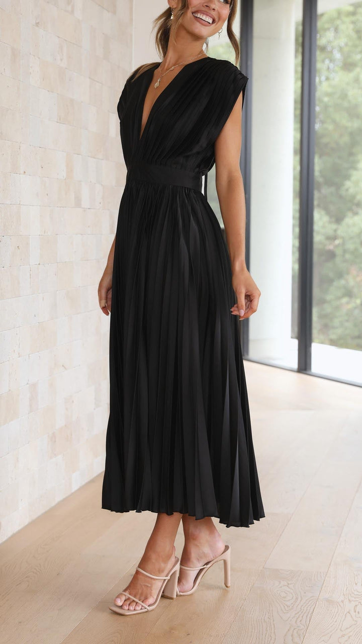 Leichtes, gefaltetes Damen Sommerkleid, elegant & lang, für festliche Anlässe.