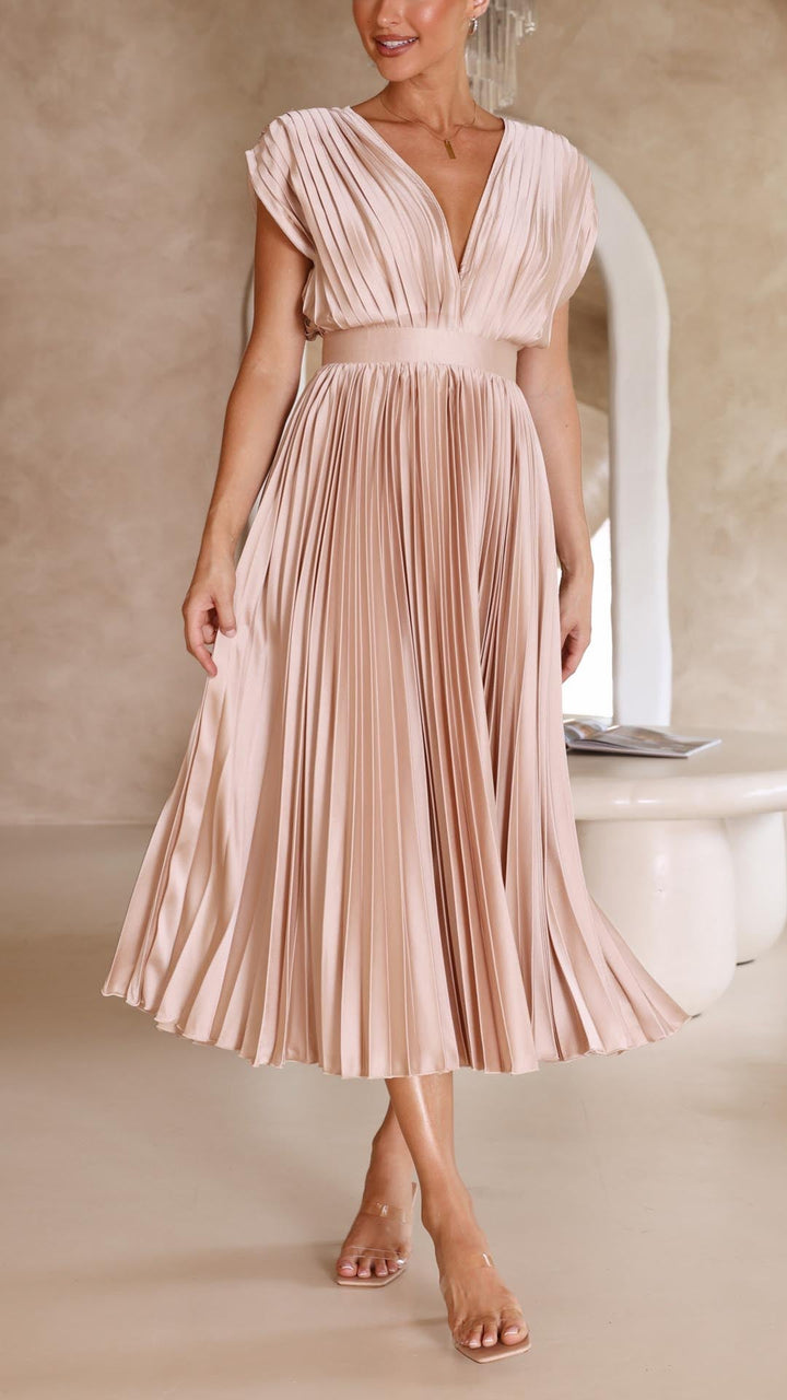 Fließendes, gefaltetes Damen Sommerkleid im A-Linien-Stil, schick für Abend & Festlichkeiten.