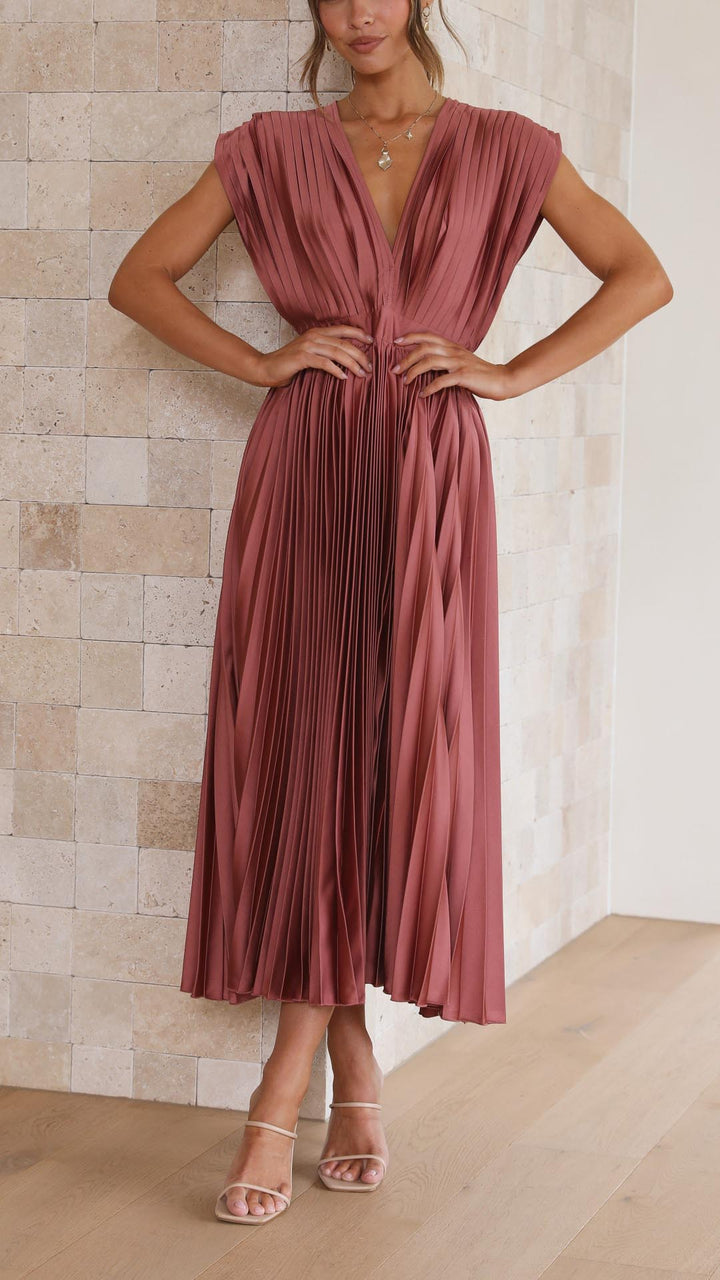 Elegantes gefaltetes Damen Maxikleid, perfekt für Sommerfeste & Hochzeiten im klassischen Stil.