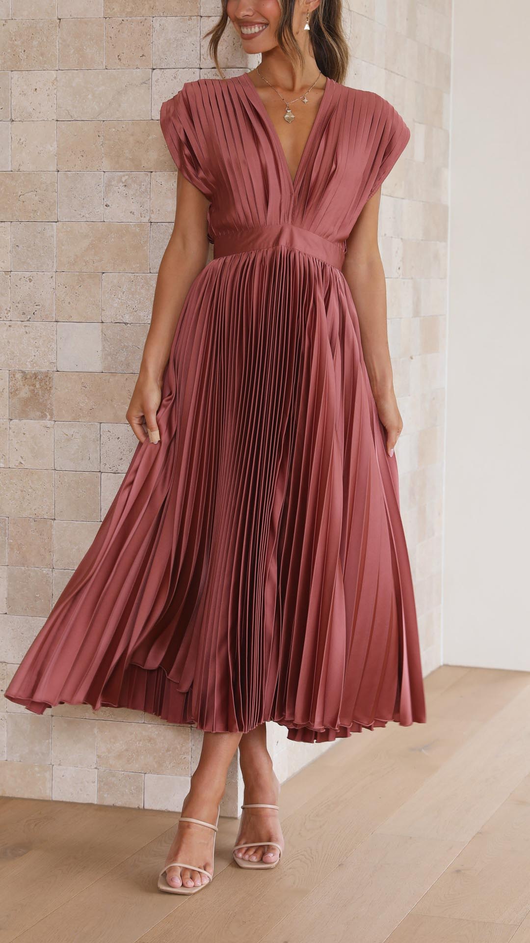 Schickes Damen Sommerkleid, gefaltet & fließend, ideal für festliche Events im Frühling/Sommer.