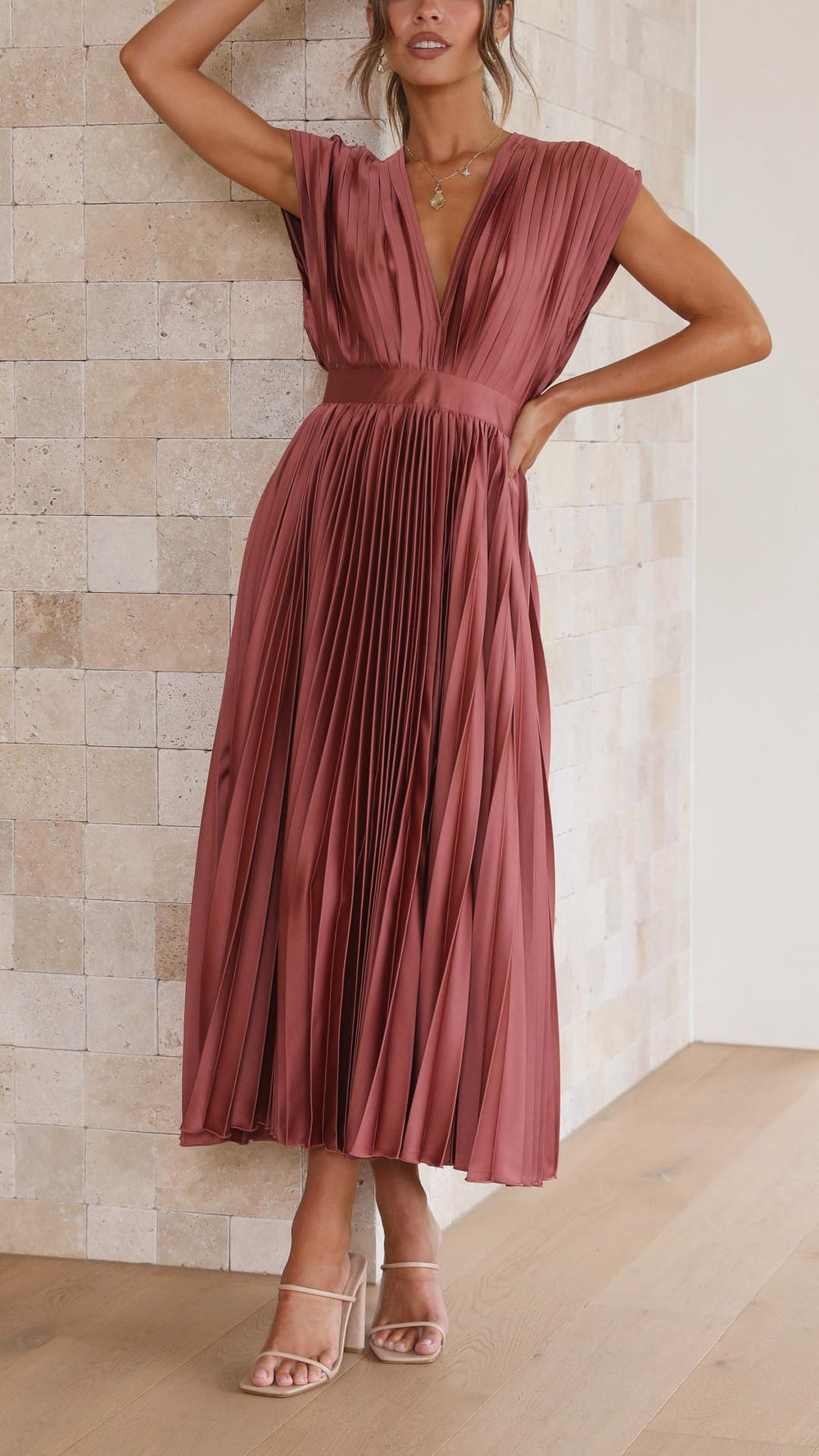 Langes, feminines A-Linien-Abendkleid mit eleganten Falten für besondere Sommeranlässe.