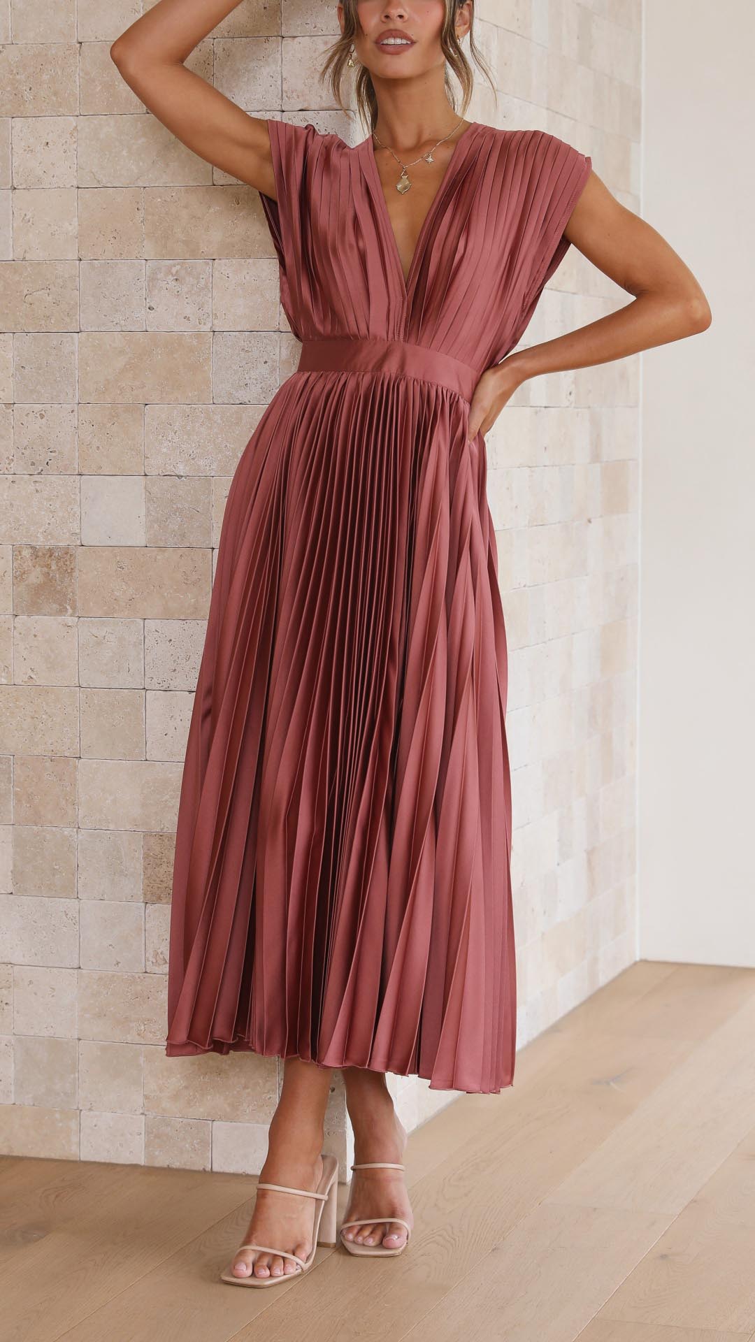 Langes, feminines A-Linien-Abendkleid mit eleganten Falten für besondere Sommeranlässe.