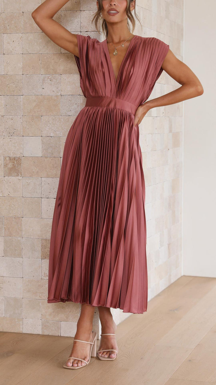 Langes, feminines A-Linien-Abendkleid mit eleganten Falten für besondere Sommeranlässe.