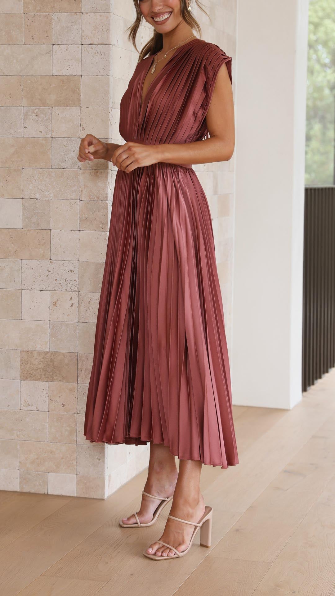 Elegantes Damen Maxikleid in A-Linie mit feinen Falten, ideal für sommerliche Abende.