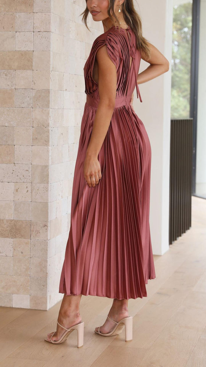 Klassisches, gefaltetes Maxikleid für Damen, bequem & elegant, passend für festliche Gelegenheiten.