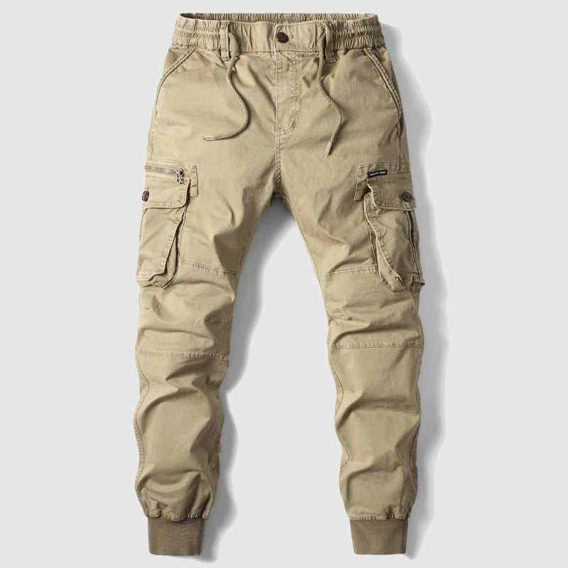 Moderne Herren Joggerhose mit praktischen Cargo-Taschen. Perfekt für Streetstyle im Frühling & Sommer.