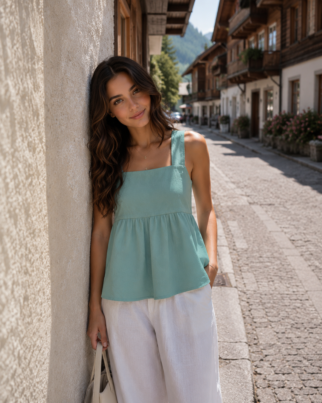 Leichtes Damen Shirt mit elegantem Rückenfrei-Design & modernem quadratischem Ausschnitt.