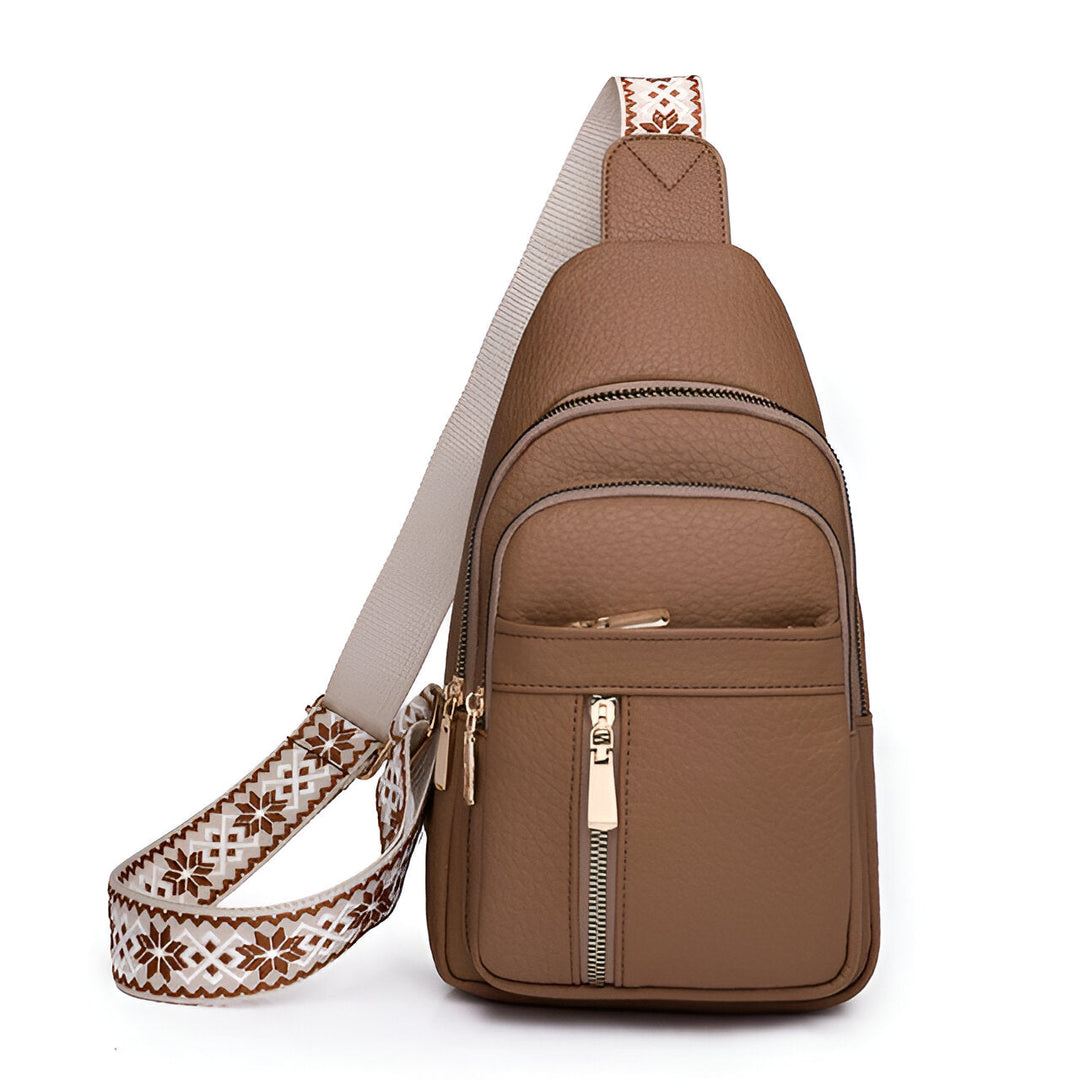 Frau trägt schicke kleine Damen Umhängetasche Crossbody, perfekt für einen aktiven Lebensstil.