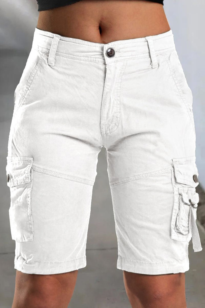 Damen Maira Cargoshorts in Beige. Kurzehose mit praktischen Seitentaschen und verstellbarem Bund.