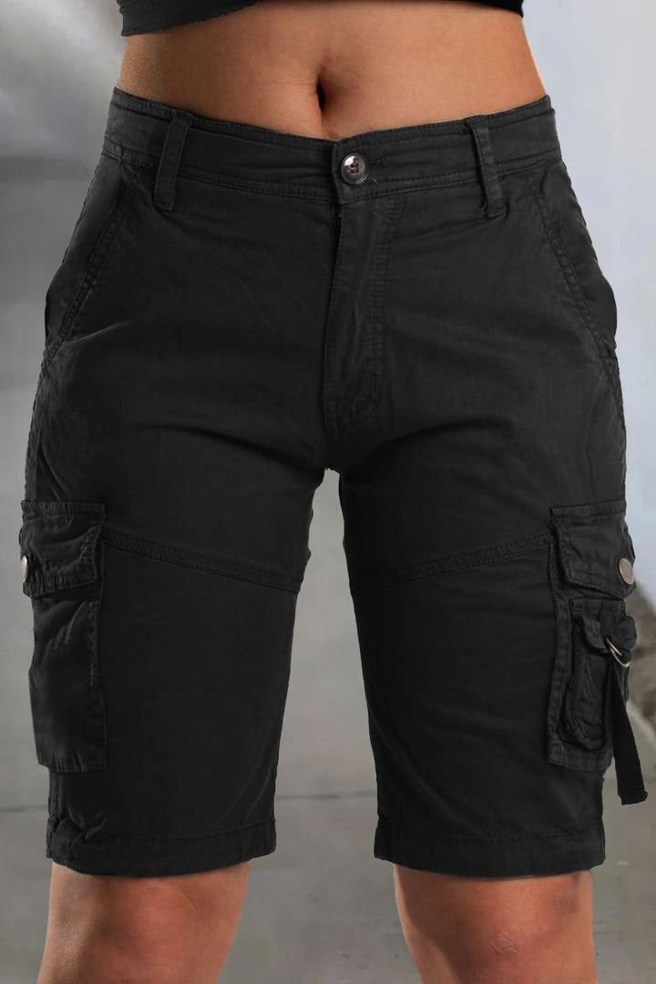 Praktische Damen Cargoshorts Maira. Robuste Outdoorshorts mit verstellbarer Taille und vielen Taschen.