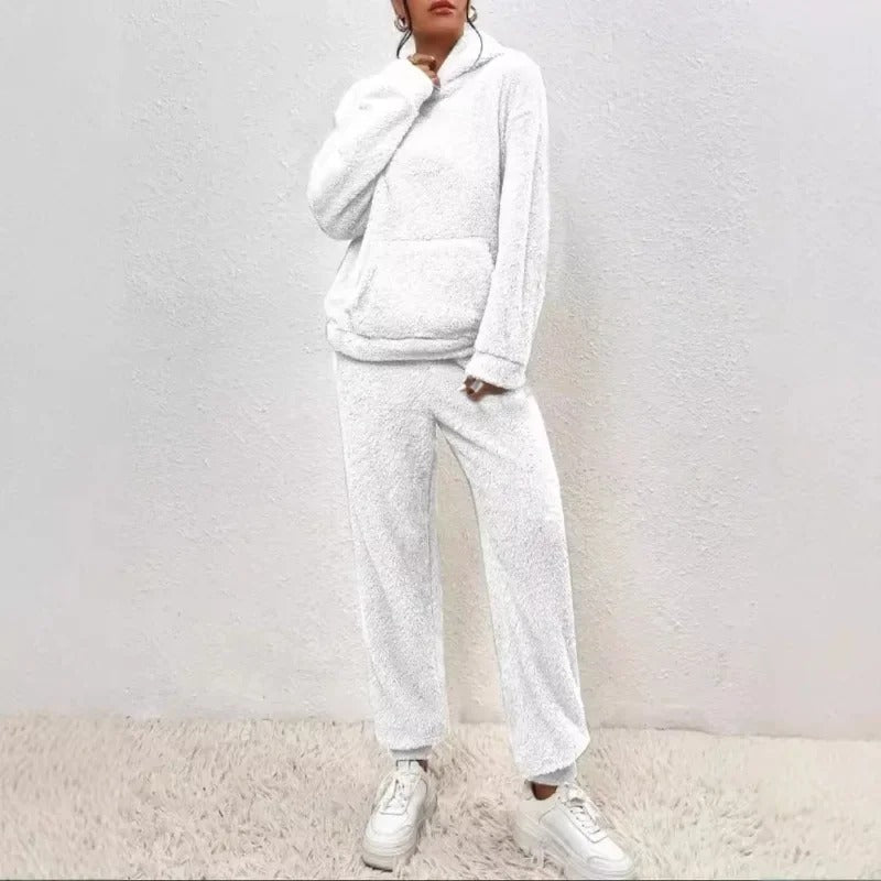 Stylisches Damen Kuschel Set in modernem Design, ein zweiteiliger Freizeitanzug für entspannte Mode.
