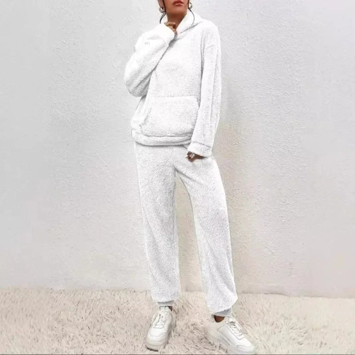 Stylisches Damen Kuschel Set in modernem Design, ein zweiteiliger Freizeitanzug für entspannte Mode.