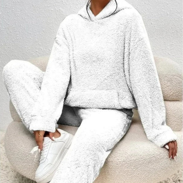 Komfortabler Damen Kuschel Hoodie aus dem zweiteiligen Set, ideal für gemütliche Abende zu Hause.