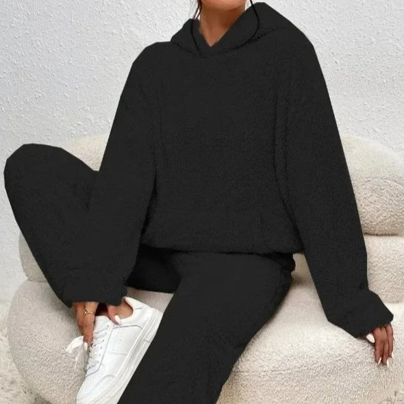 Damen Loungewear Set, getragen von Model beim Entspannen, für pure Gemütlichkeit & Wohlbefinden.