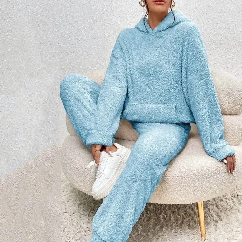 Das ultimative Damen Kuschel Set für entspannte Homewear, bestehend aus Hoodie und Jogginghose.