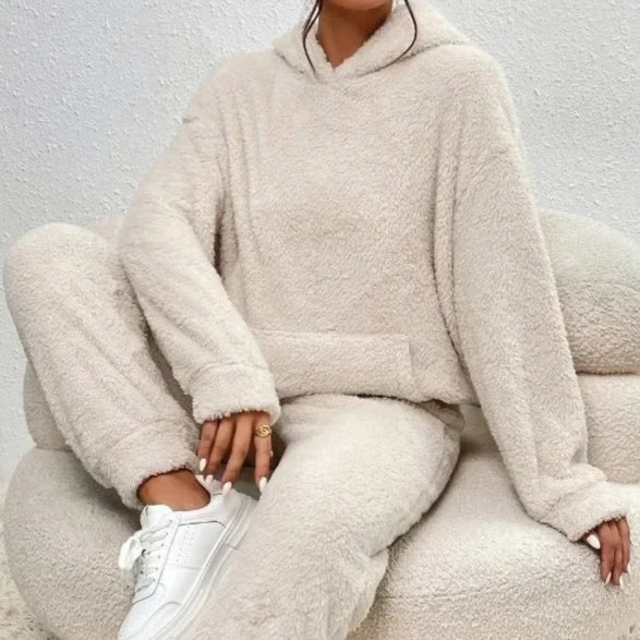 Gemütliches Damen Kuschel Loungewear Set mit Hoodie & Jogginghose, perfekt für entspannte Homewear.