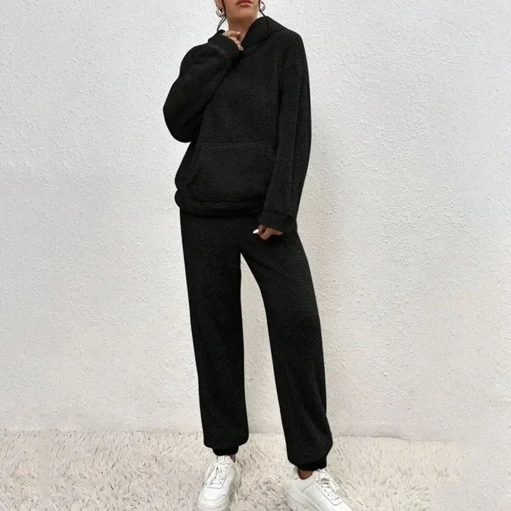 Detailansicht des weichen, kuscheligen Stoffes vom Damen Freizeitanzug Set, für höchsten Komfort.