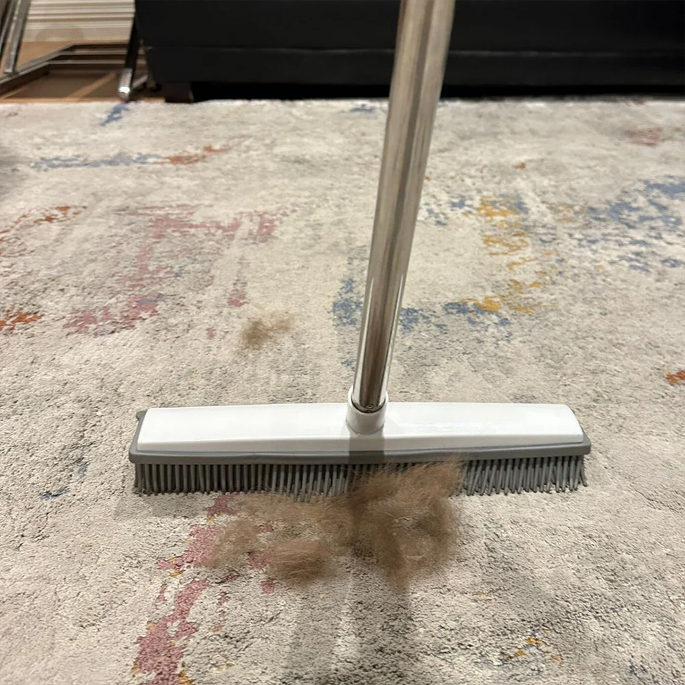 Teleskopbesen zur einfachen Entfernung von hartnäckigen Tierhaaren von allen Oberflächen im Haus.