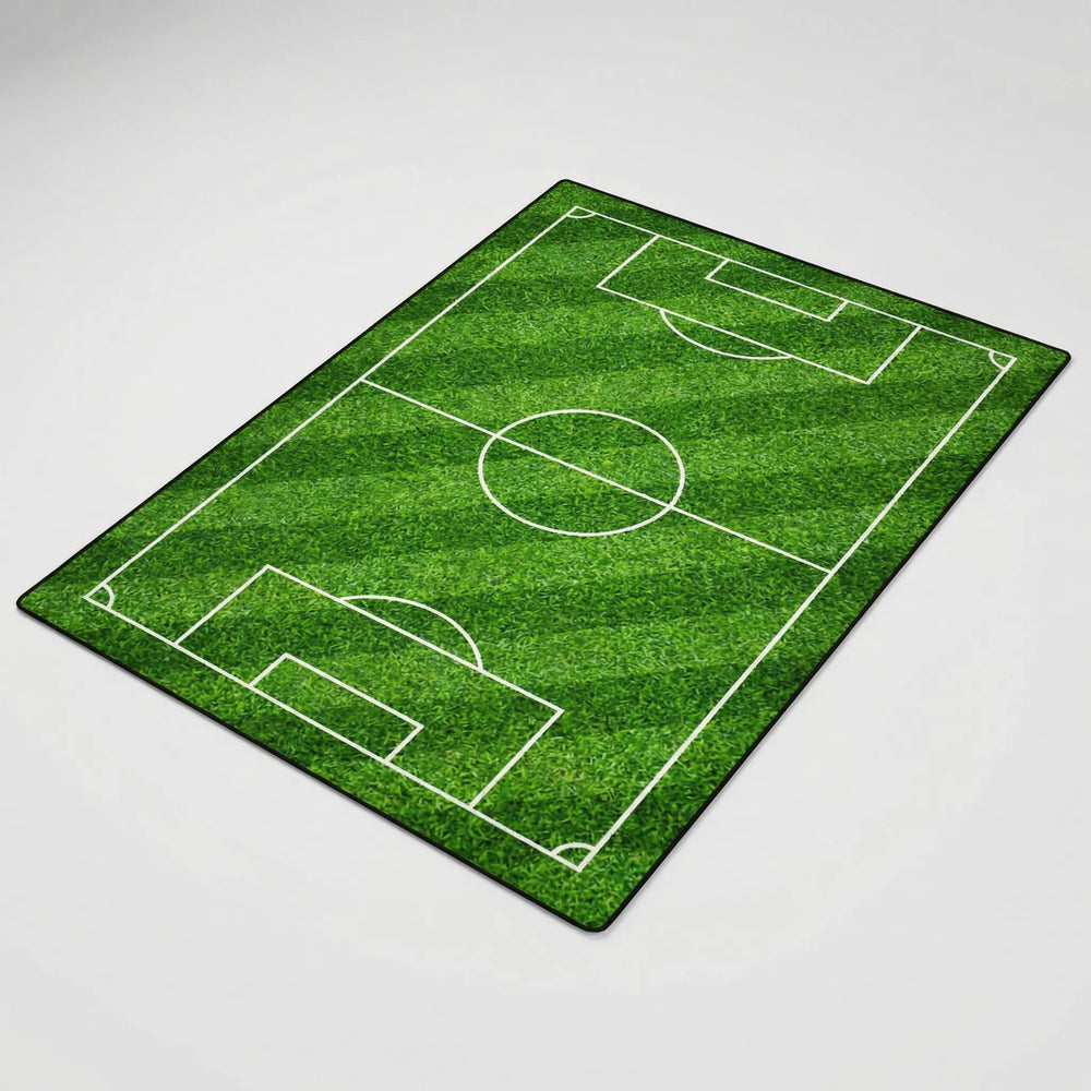 Rutschfester Fußball Spielteppich fürs Kinderzimmer. Maschinenwaschbar & strapazierfähig für Spielspaß zuhause.