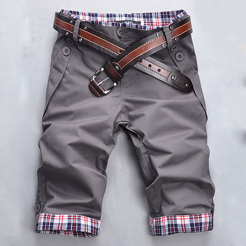 Kurze Herren Shorts mit Karomuster für Strandabenteuer und sommerliche Outdoor-Freizeit. Lässige Bermuda-Hose.