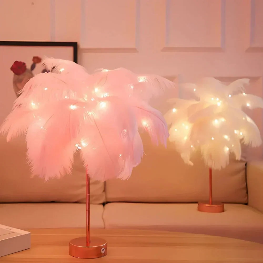 Exklusive Feder Tischlampe mit stilvollem Roségold-Fuß. Eine luxuriöse Geschenkidee für stimmungsvolle Beleuchtung.