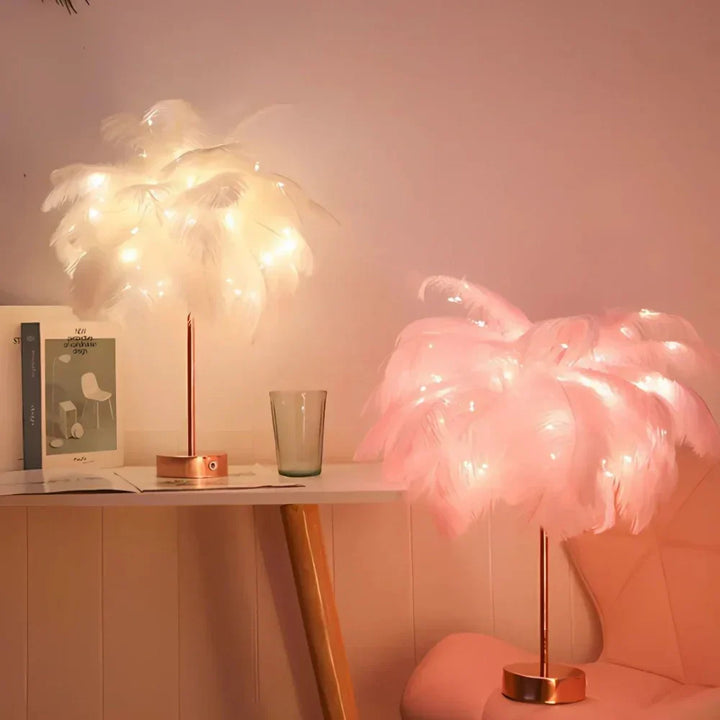 Detailansicht der Feder Tischlampe: flauschiger Schirm auf solidem Roségold-Fuß, erzeugt weiche Ambientebeleuchtung.