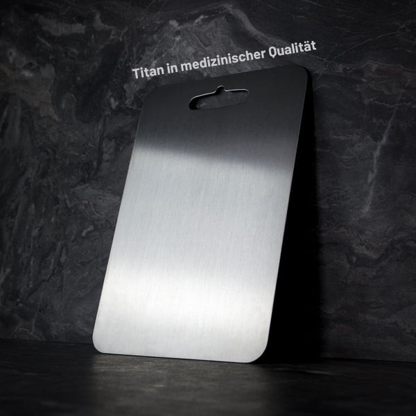 Nahaufnahme des kratzfesten Titan Küchenbretts. Robust, nachhaltig & BPA-frei – ein langlebiges Kochzubehör.