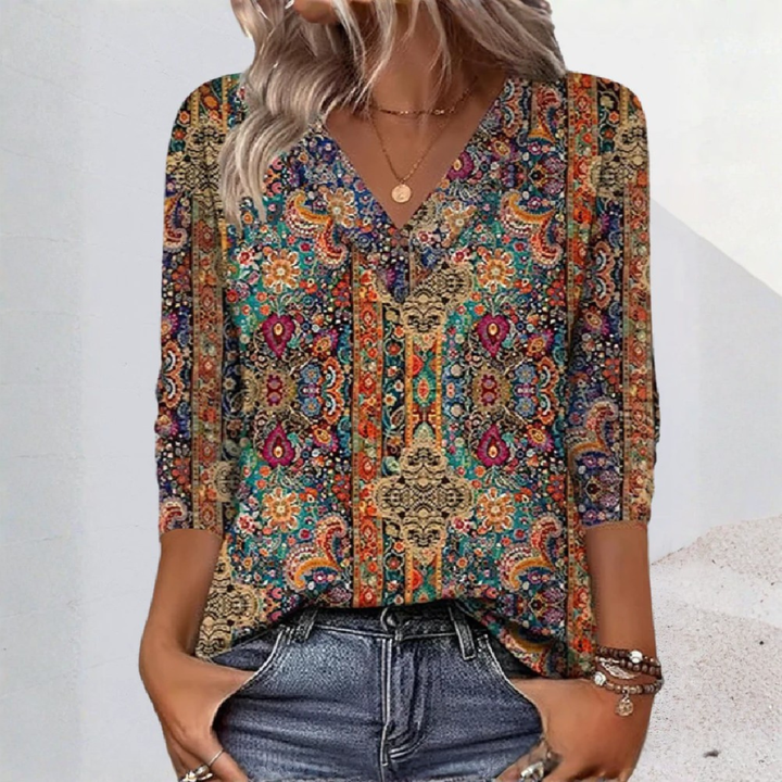 Damen Boho Top dunkelbraun mit elegantem Print, V-Ausschnitt und Langarm. Locker geschnitten, perfekt für Alltag.