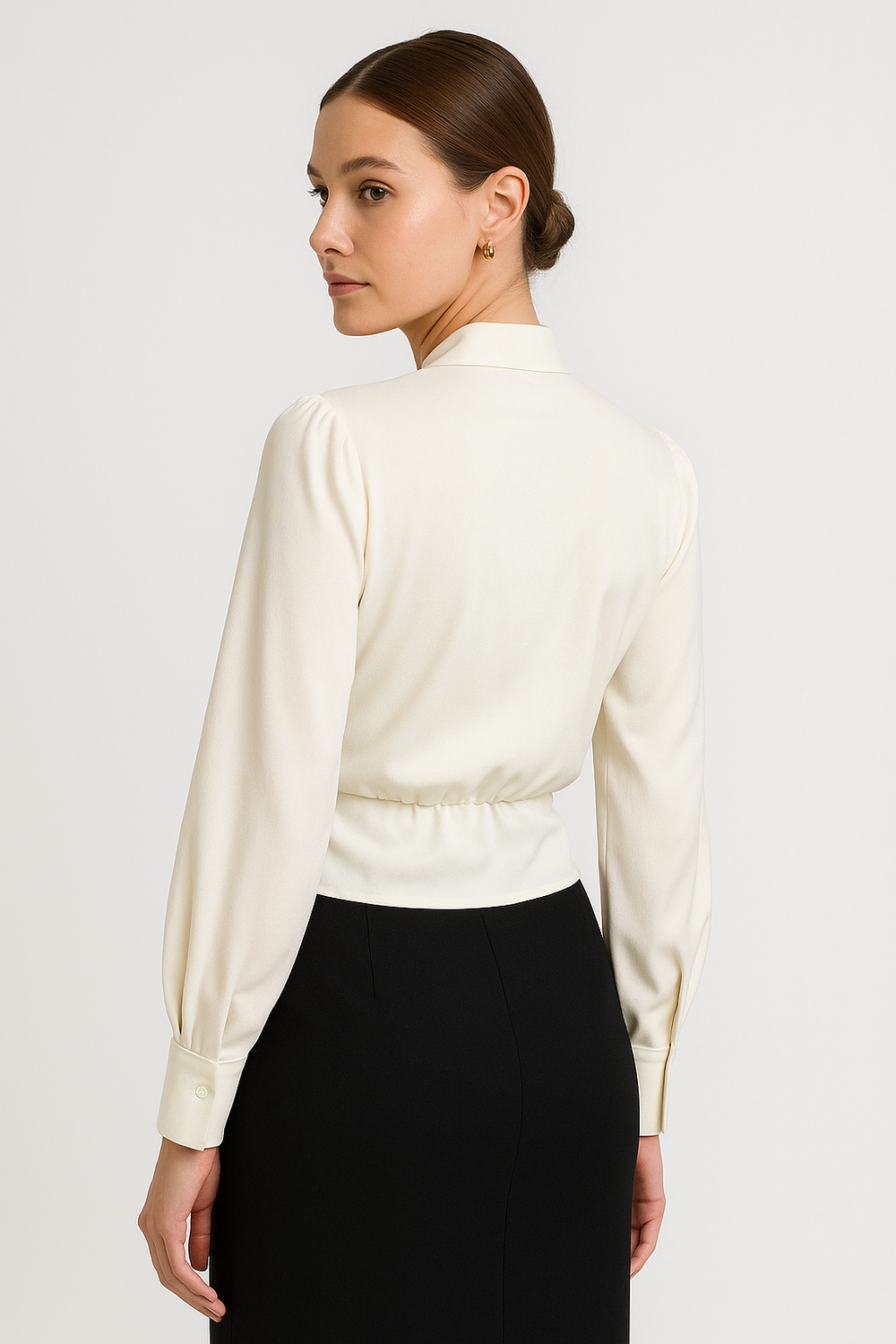 Bequemes Damen Top mit drapiertem V-Ausschnitt und langen Ärmeln, ideal für Abendmode und stilvolle Auftritte.