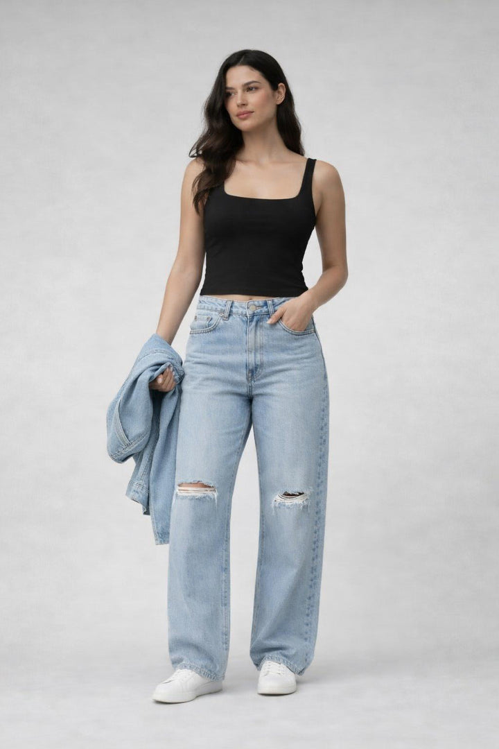 Damen Tanktop mit Eckausschnitt. Figurbetontes, ärmelloses Basic für Sommer & Alltag.