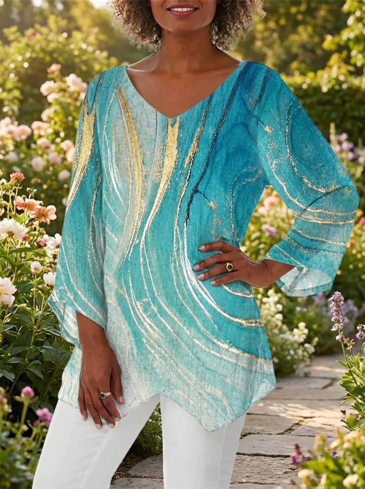 Model trägt fließendes Damen Top mit stilvollem Marmor-Print, asymmetrischem Saum; perfekt für warme Tage.