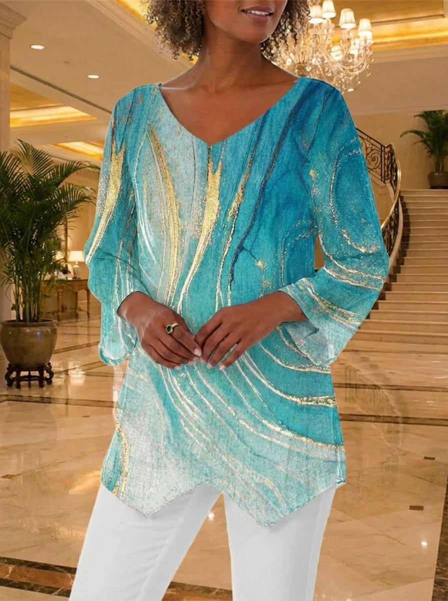 Nahaufnahme des Damen Tops: Detail des Marmor-Prints und des weichen, fließenden Stoffes am asymmetrischen Saum.