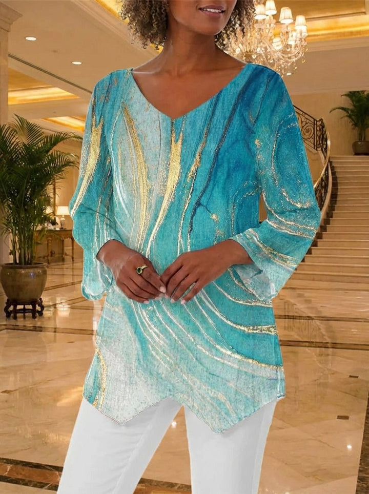 Nahaufnahme des Damen Tops: Detail des Marmor-Prints und des weichen, fließenden Stoffes am asymmetrischen Saum.