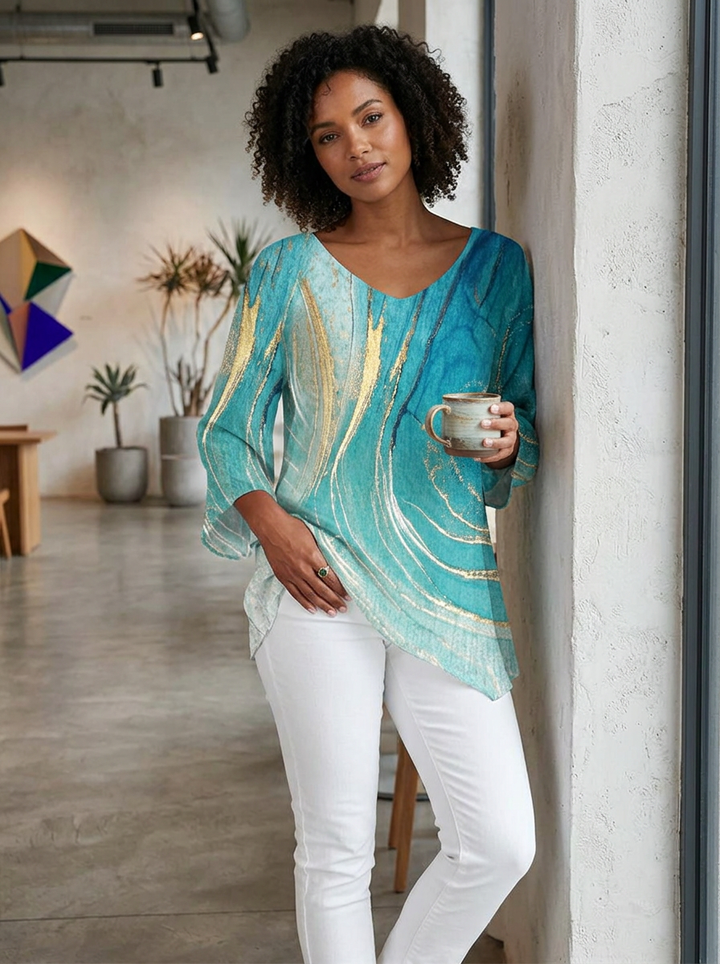 Komfortables, lockeres Damen Top mit modernem Marmor-Print; asymmetrischer Saum, ideal für stilvolle Freizeitmode.