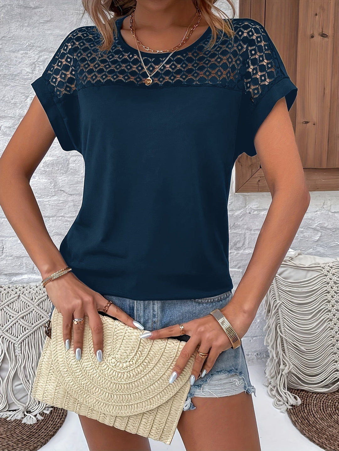 Damen Spitzen-Top mit eleganten Batwing-Ärmeln in Weiß, komfortables Rundhals-Blusenshirt.