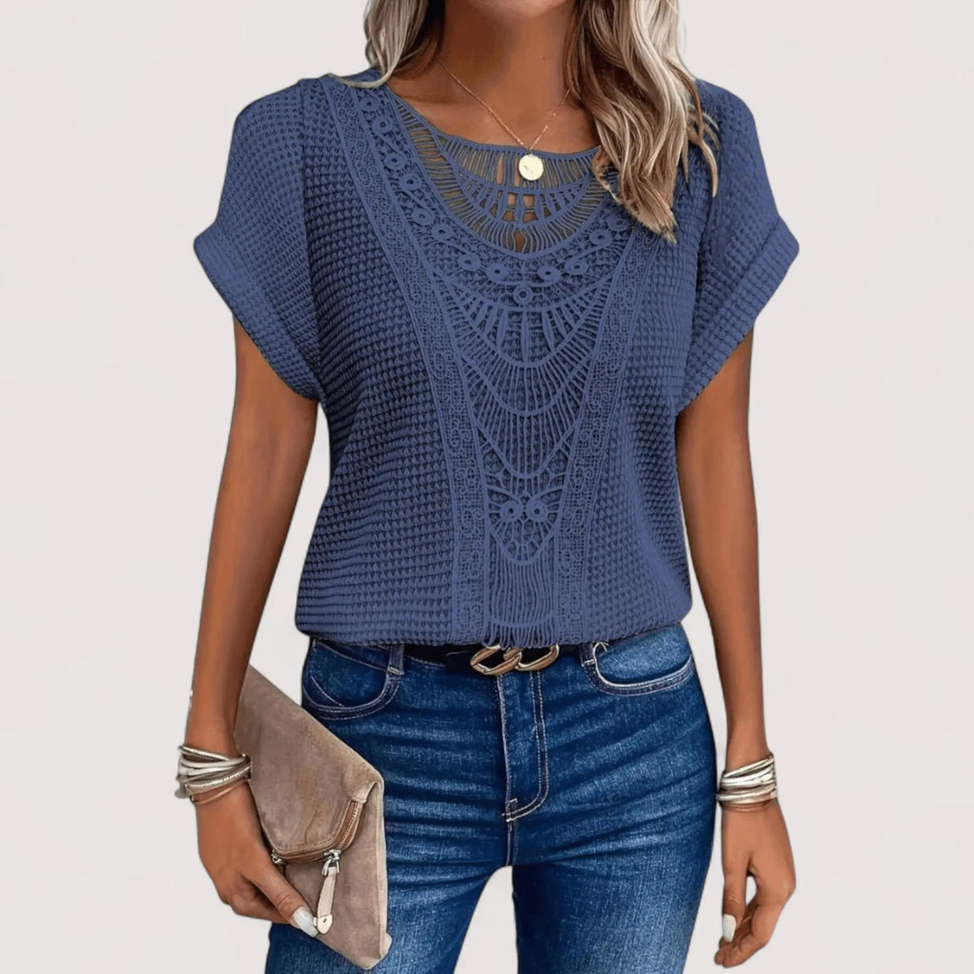 Damen Bluse mit Waffelstruktur, Rundhals & feminem Spitzendetail. Lässiges Sommer Oberteil.