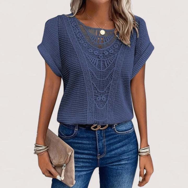 Damen Bluse mit Waffelstruktur, Rundhals & feminem Spitzendetail. Lässiges Sommer Oberteil.
