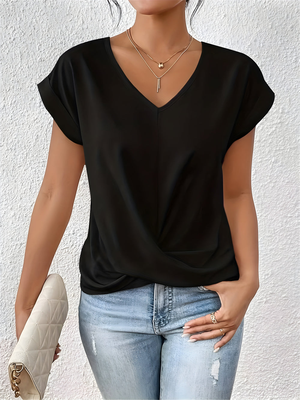 Stylisches Damen Top mit V-Ausschnitt und modernem Twist-Front Detail, perfekt für elegante Freizeit-Looks.