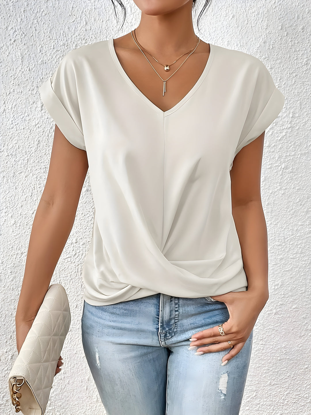 Vielseitiges Damen Kurzarm Top mit V-Ausschnitt & Twist-Front, modern & bequem für jeden Sommertag.