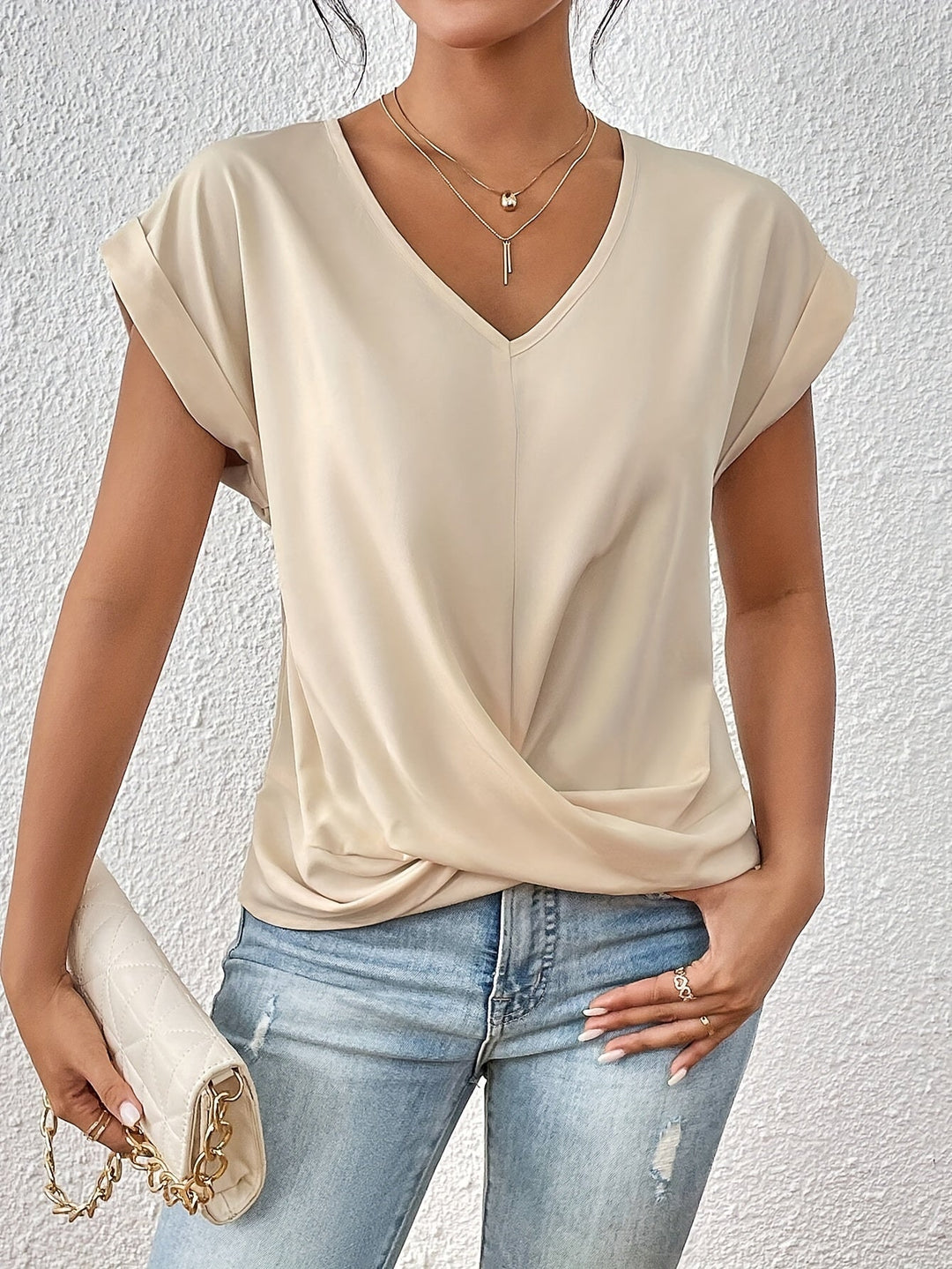 Nahaufnahme des Damen Tops: V-Ausschnitt, elegante Twist-Front und feiner Stoff für modische Akzente.