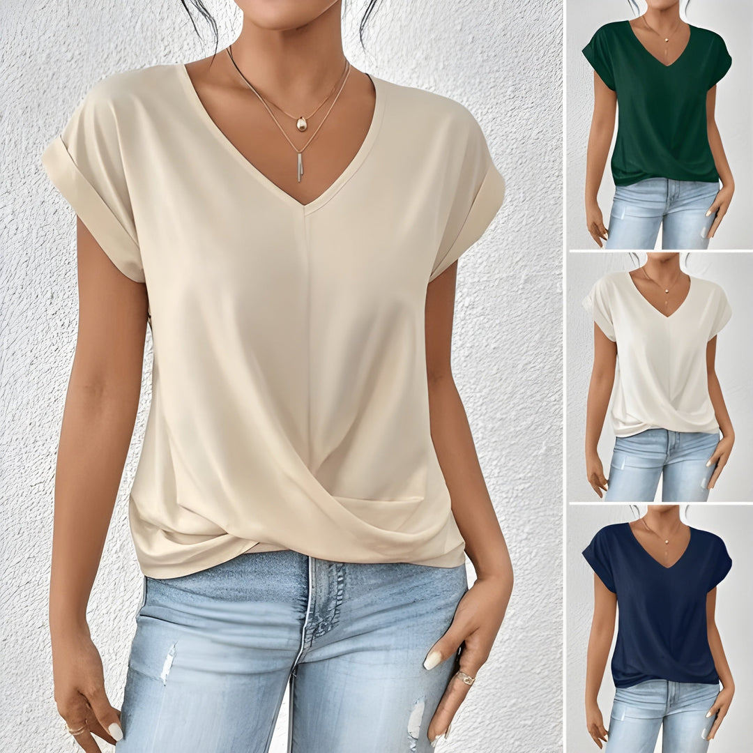 Stilvolles Damen Outfit mit V-Ausschnitt Top und Twist-Front, kurzarm, ideal für figurschmeichelnde Sommer-Looks.