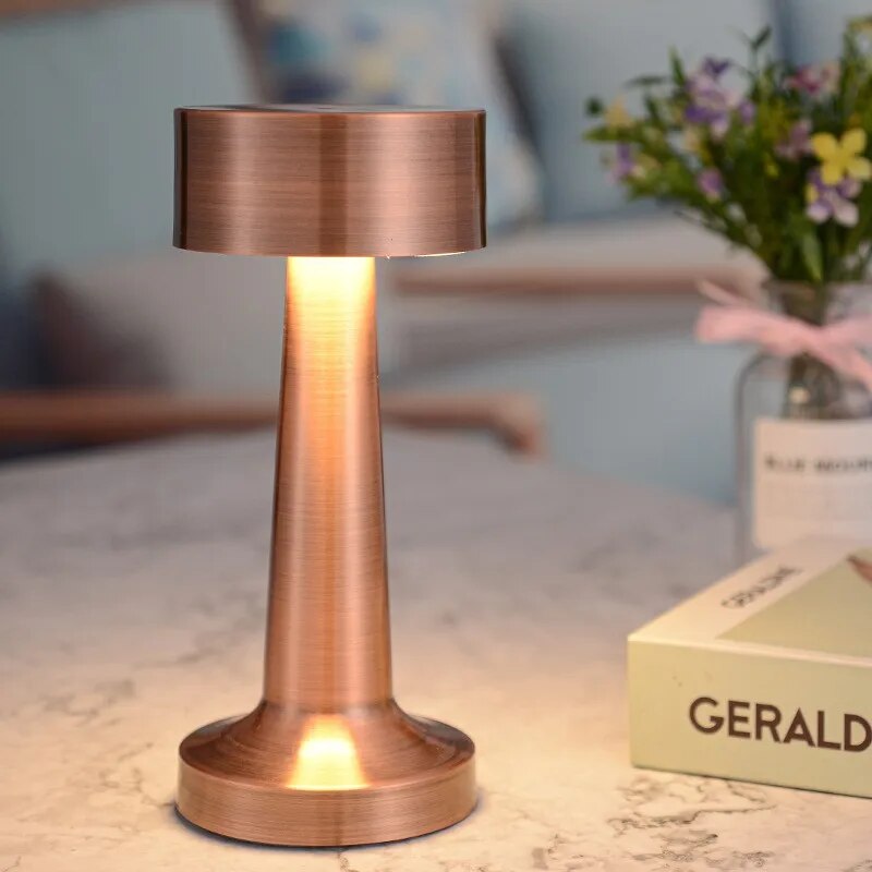 LED Tischleuchte für stilvolles Ambiente. Dimmbar, ideal als Nachttischlampe oder Wohnzimmerbeleuchtung.