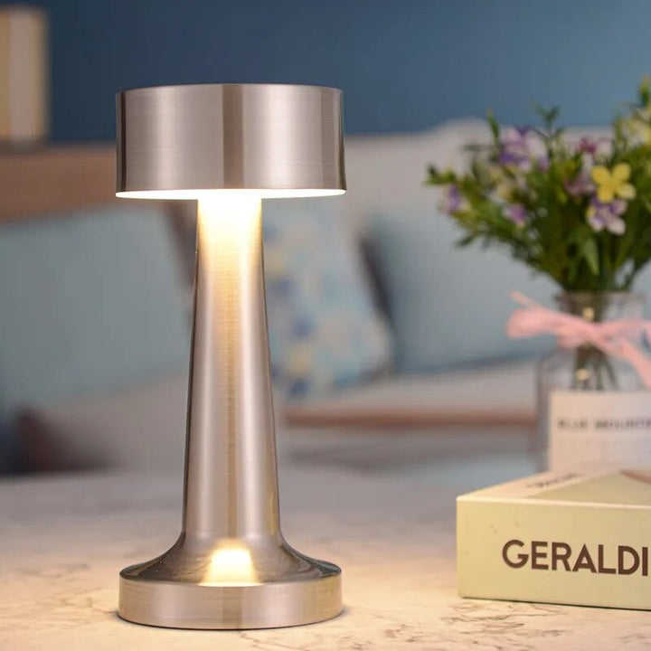 Dimmbare LED Tischleuchte, die Helligkeit anpasst. Perfekt für Wohnzimmer, Schlafzimmer & Büro.