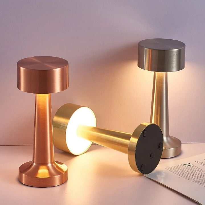 Moderne LED Tischlampe mit elegantem Design, dimmbar, für eine stilvolle Beleuchtung im Schlafzimmer.