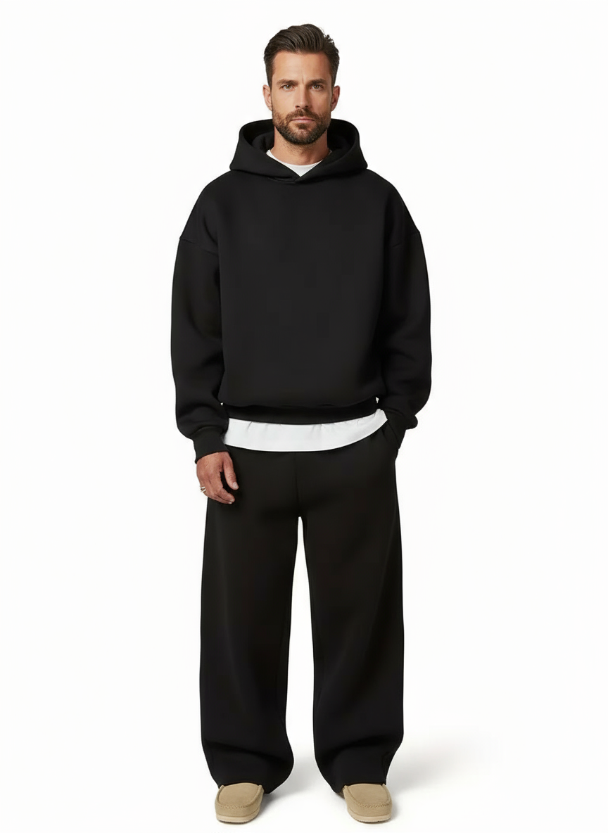 Schwarzes Herren Loungewear Set: Stilvoller Kapuzenpullover & Jogginghose für Freizeit.