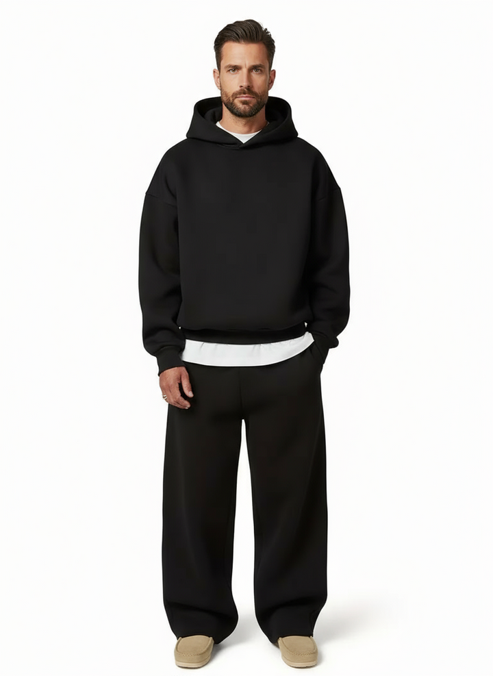 Schwarzes Herren Loungewear Set: Stilvoller Kapuzenpullover & Jogginghose für Freizeit.